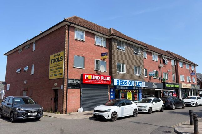 2 bed property, in 5 Oak Tree Court, £90,000
