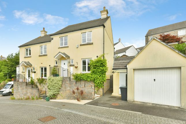 3 bed property, in Honeysuckle Close, £290,000