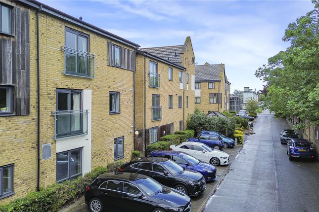 1 bed property, in Salisbury Road, £200,000