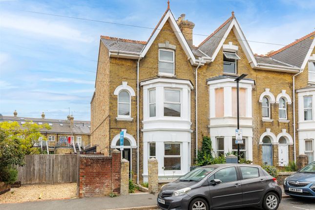 5 bed property, in LARGE CENTRAL COWES TOWNHOUSE - West Hill Road, £475,000