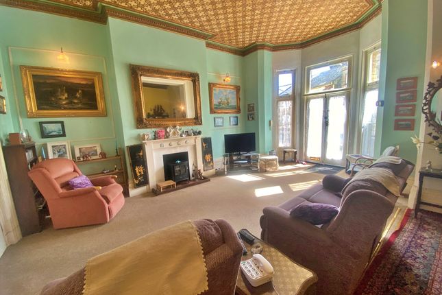 2 bed property, in Grove Road, £199,950