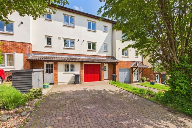 2 bed property, in Queen Elizabeth Drive, £240,000