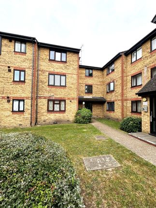 1 bed property, in Milestone Close, £195,000