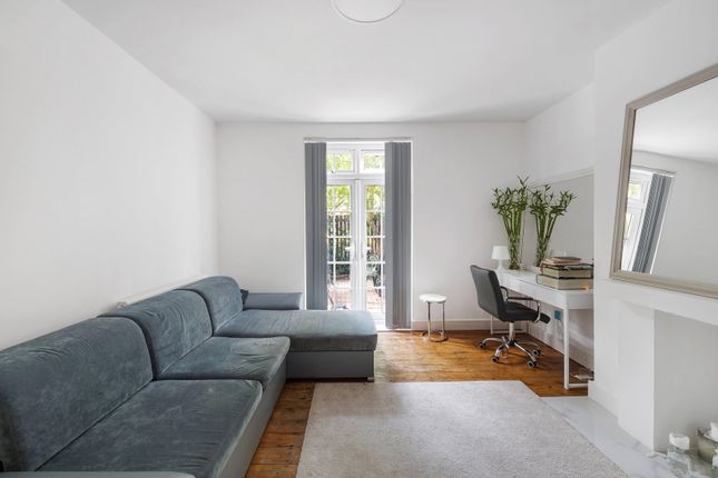 2 bed property, in Ascalon House SW8, £475,000