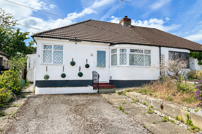 2 bed property, in Perry Hall Close, £425,000