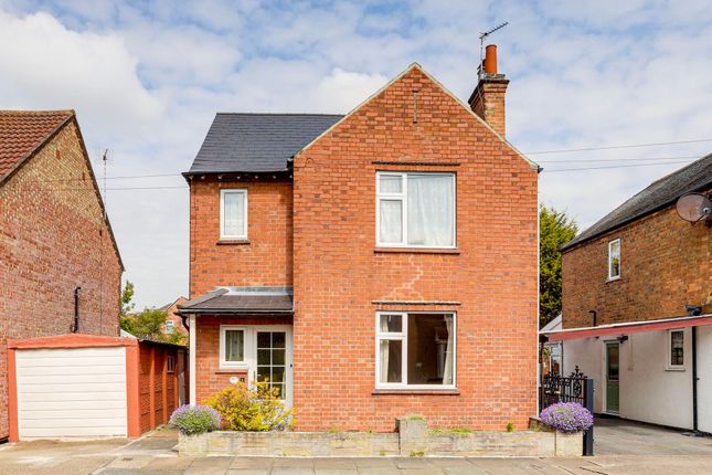 3 bed property, in Warwick Road, £250,000