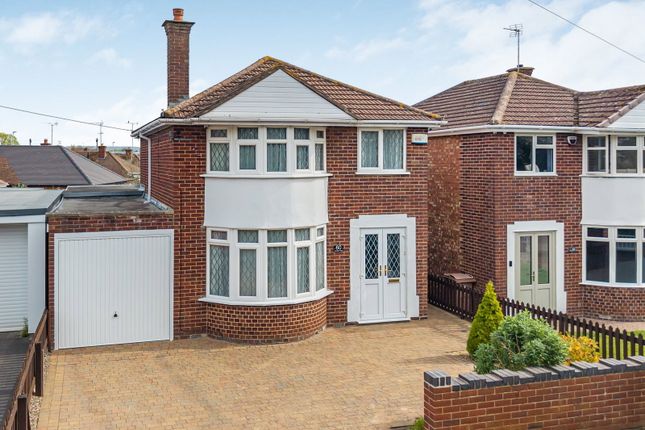 4 bed property, in Farmfield Road, £450,000