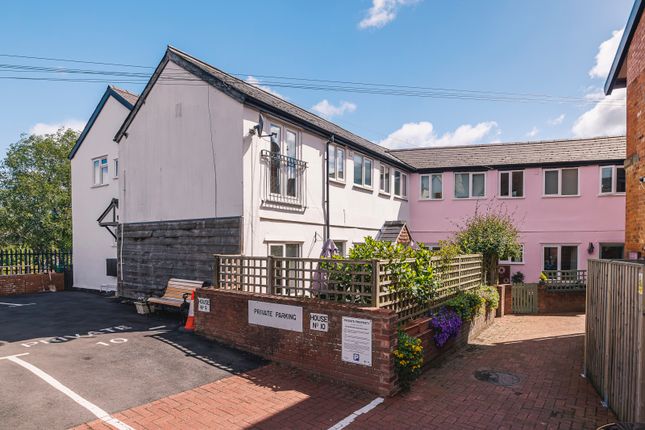 2 bed property, in Kings Head Mews, £230,000