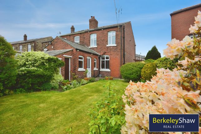 2 bed property, in Moss Road, £200,000