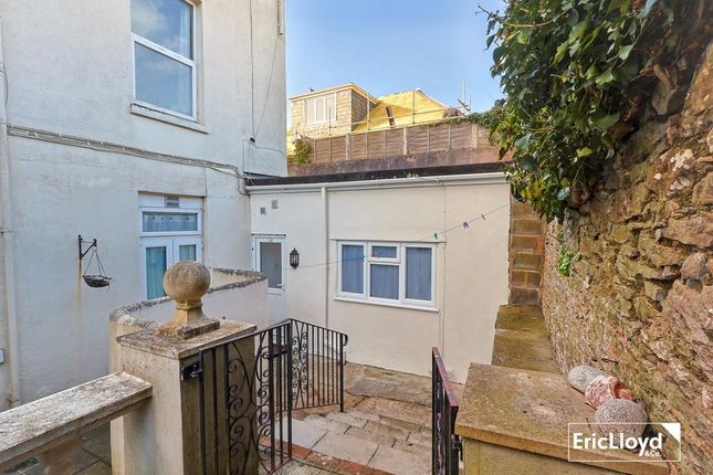 1 bed property, in 123 New Road, £85,000