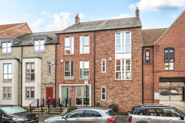 2 bed property, in Scotts Court, £210,000