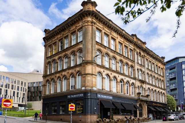 1 bed property, in Ingram Street, £165,000