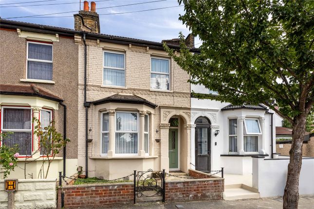 2 bed property, in Lynton Road, £350,000