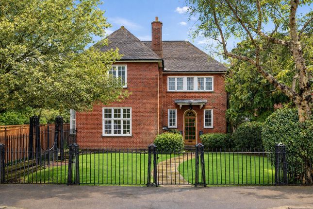 5 bed property, in Wyndlawn, £2,400,000
