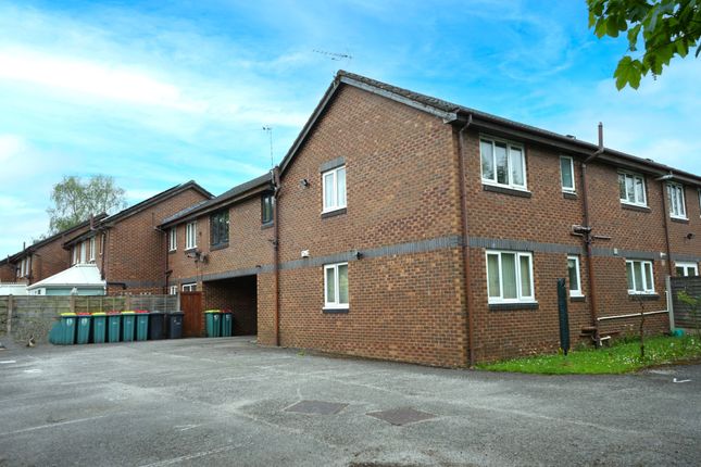 2 bed property, in Alexander Place, £125,000