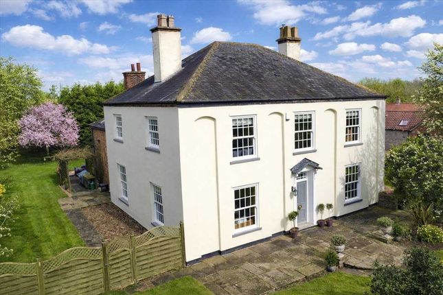 5 bed property, in Wolds Farmhouse, £1,000,000