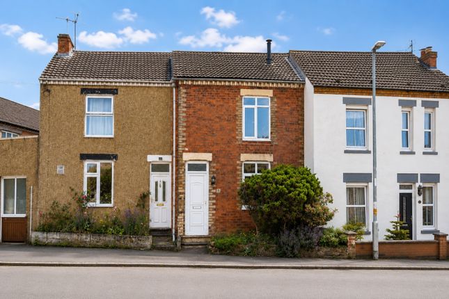 2 bed property, in Orchard Road, £200,000