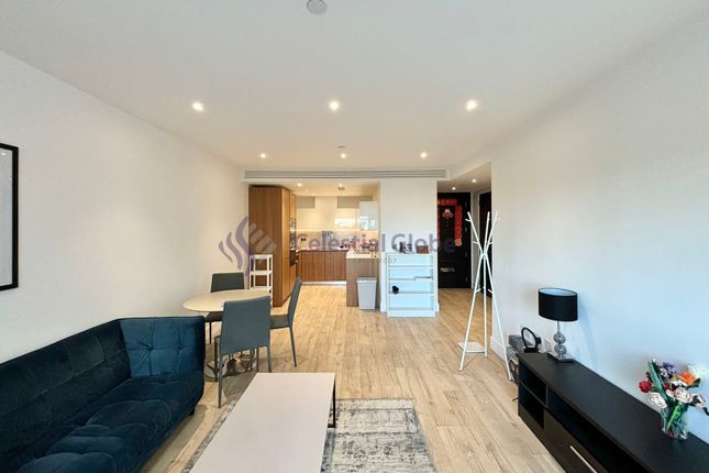 1 bed property, in Piazza Walk, £695,000