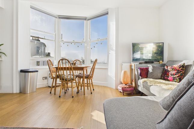 1 bed property, in Norfolk Square, £200,000