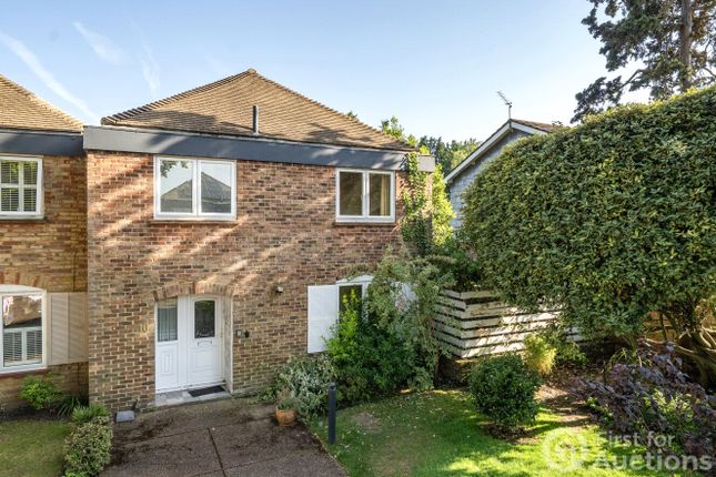3 bed property, in Pine Grove Mews, £450,000