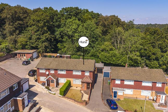 3 bed property, in Leas Close, £425,000