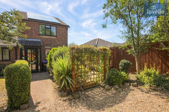 2 bed property, in Alexander Drive, £195,000
