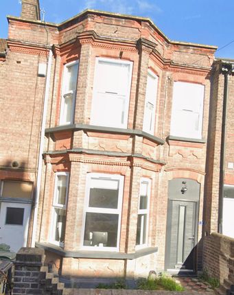 6 bed property, in Stockwood Crescent, £385,000