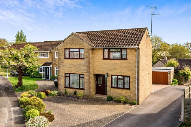 3 bed property, in Nursery Gardens, £335,000