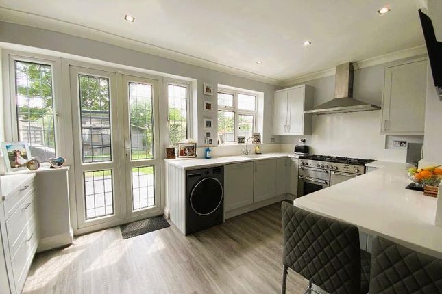3 bed property, in Elm Park, £475,000