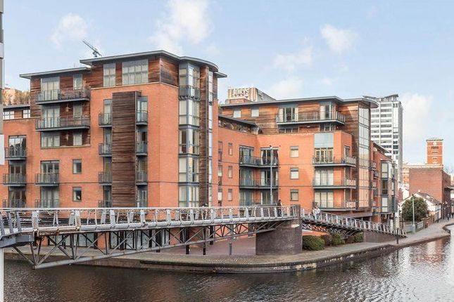 1 bed property, in Waterfront Walk, £189,995
