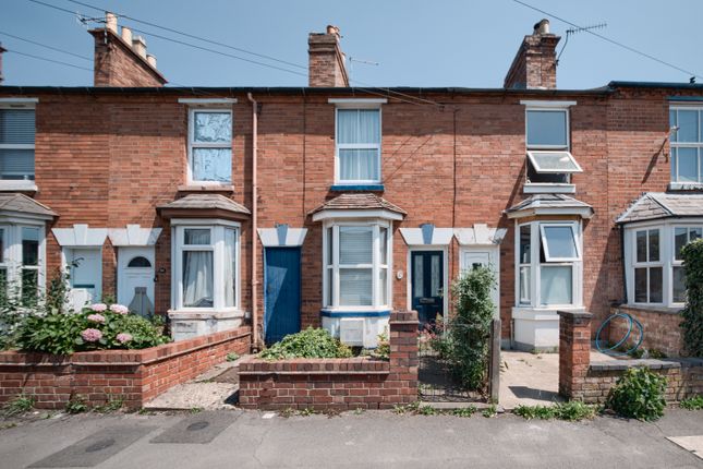 3 bed property, in Clopton Road, £280,000
