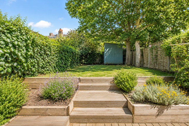 1 bed property, in Buckingham Road, £410,000
