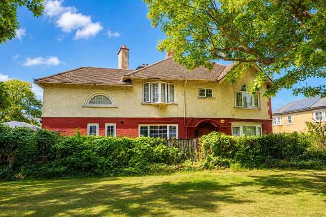 3 bed property, in Bushey Road, £585,000