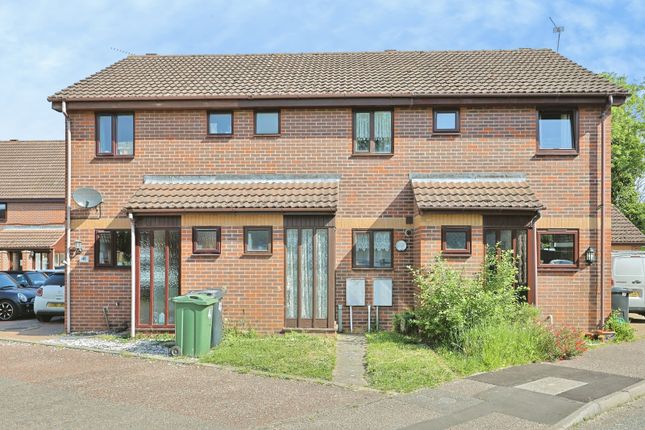2 bed property, in Weavers Close, £220,000