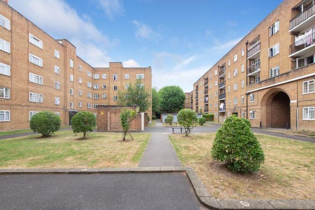 2 bed property, in Dibdin House, £400,000