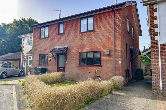2 bed property, in Brambling Close, £225,000