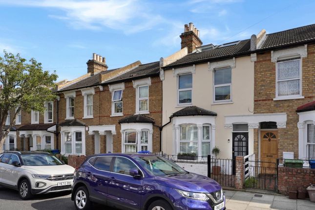 1 bed property, in Thompson Road, £450,000