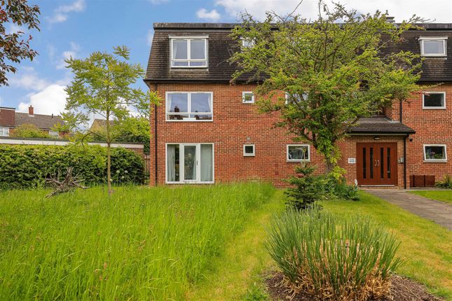2 bed property, in Ventress Farm Court, £280,000