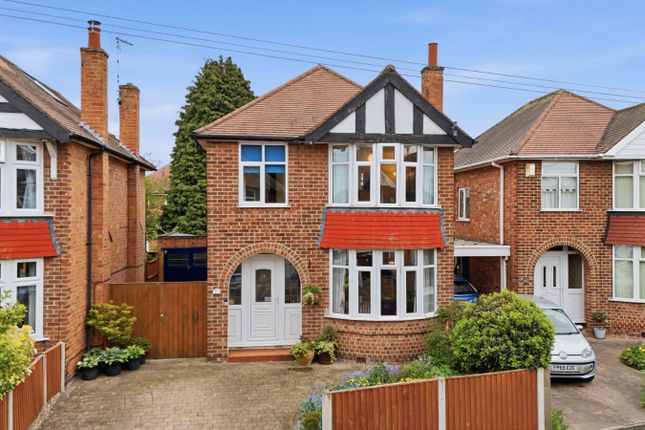 3 bed property, in St. Mawes Avenue, £350,000
