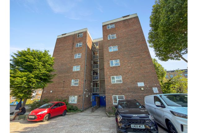 1 bed property, in 25 Fairweather Close, £135,000