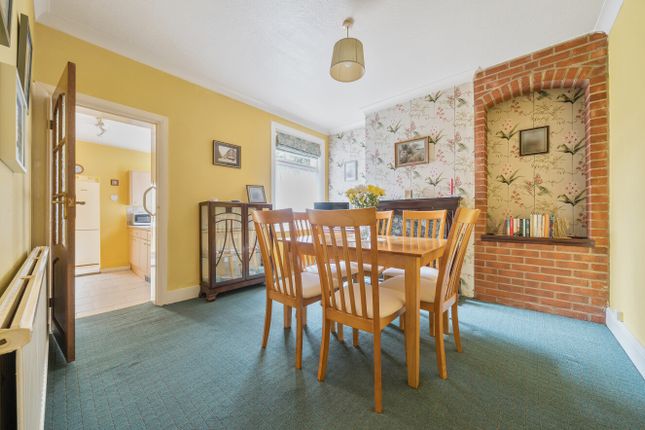 2 bed property, in Main Road, £390,000