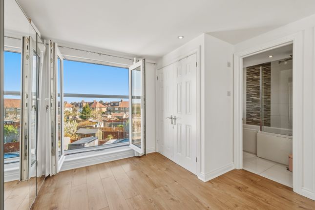 4 bed property, in Monkleigh Road, £850,000