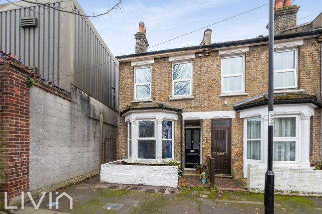 1 bed property, in Alpha Road, £200,000
