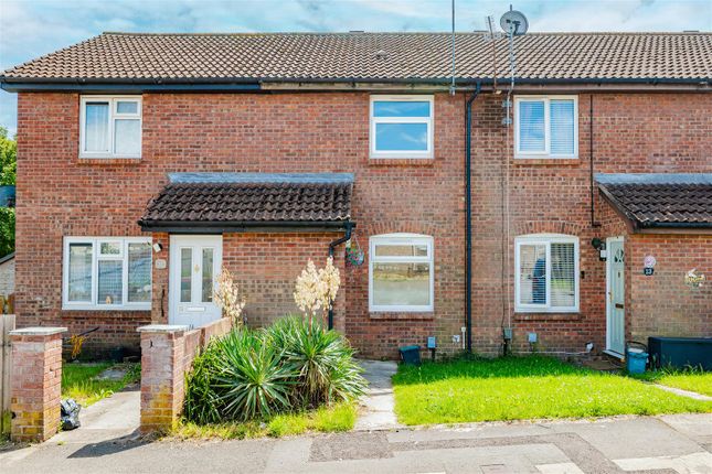 2 bed property, in Carew Close, £180,000