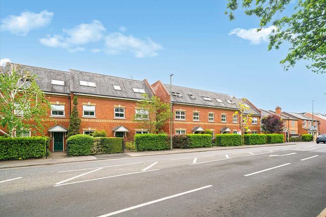 2 bed property, in Victoria Mews, £270,000