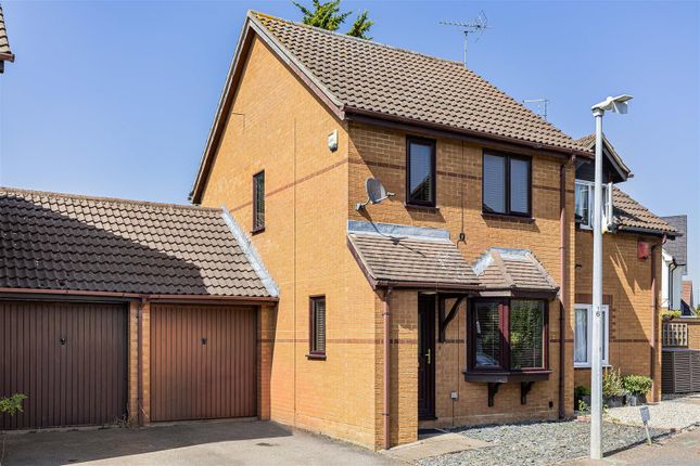 2 bed property, in Rookery Close, £325,000