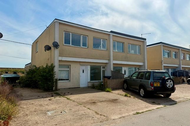 1 bed property, in Club Parade, £100,000
