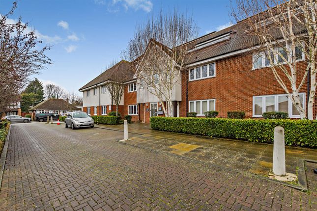 2 bed property, in Cavendish Way, £220,000