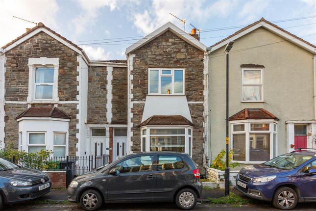 2 bed property, in Gloster Avenue, £300,000