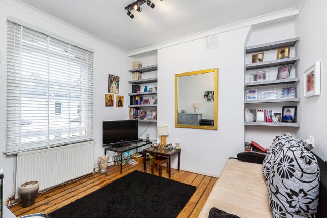 1 bed property, in Shorrolds Road, £415,000